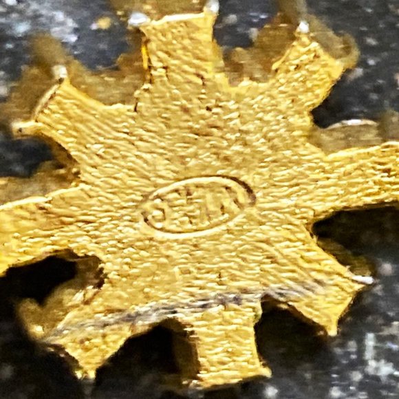 Finely detailed vintage cameo & sparkling bar brooch both signed Sphinx - Picture 7 of 7